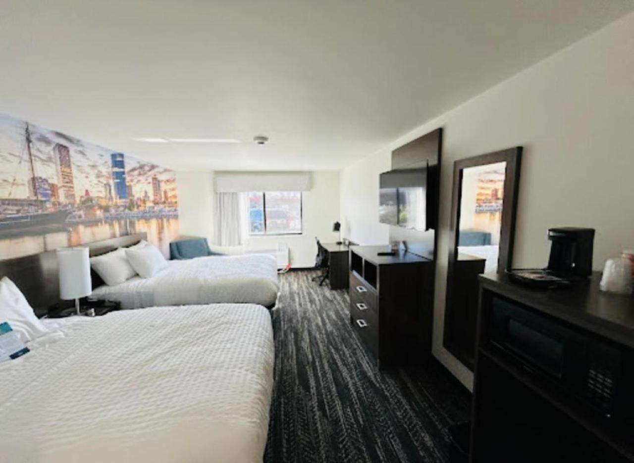 Отель Clarion Pointe Милуоки Экстерьер фото