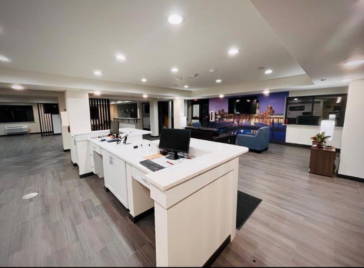 Отель Clarion Pointe Милуоки Экстерьер фото
