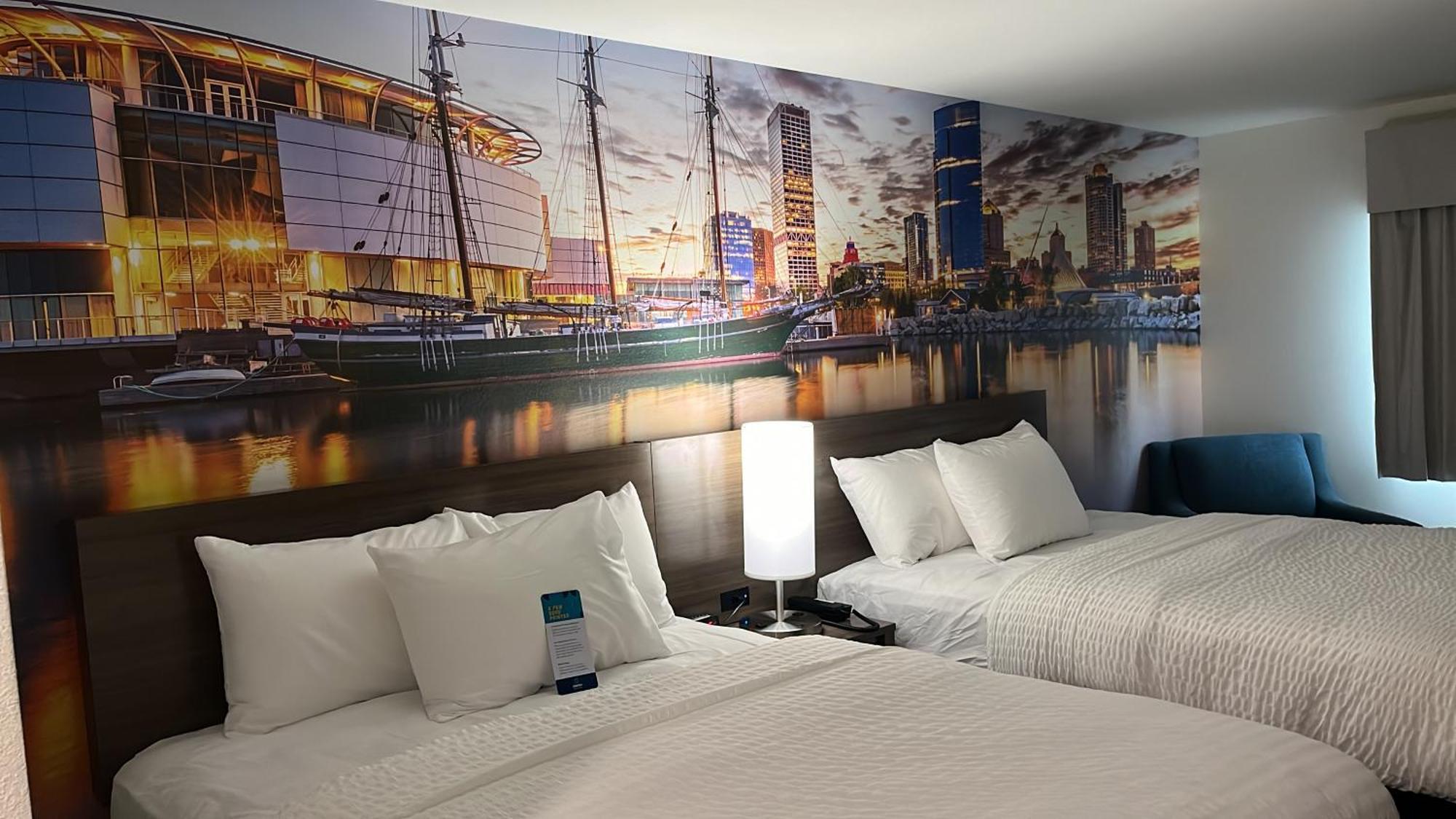 Отель Clarion Pointe Милуоки Экстерьер фото