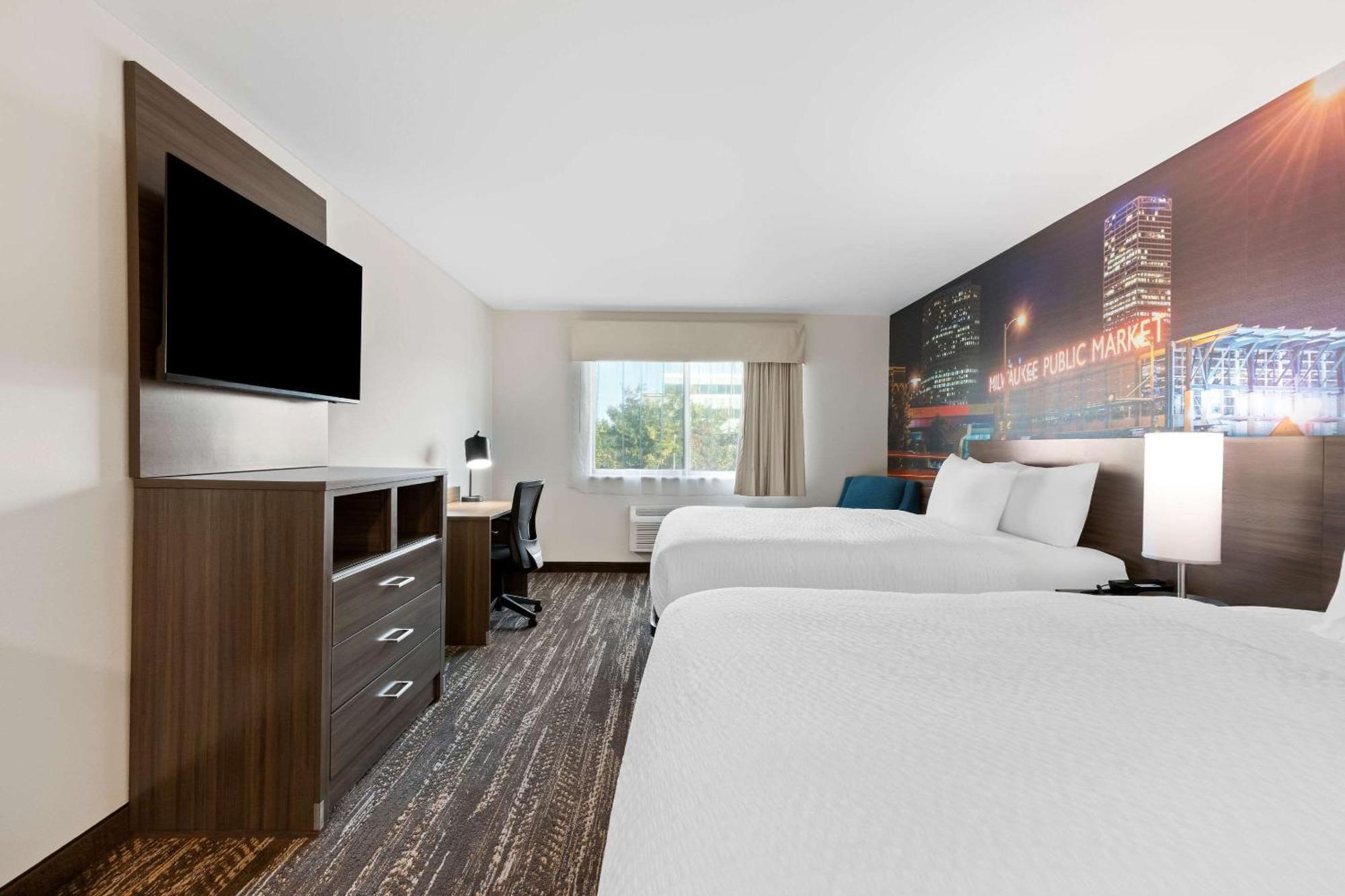 Отель Clarion Pointe Милуоки Экстерьер фото