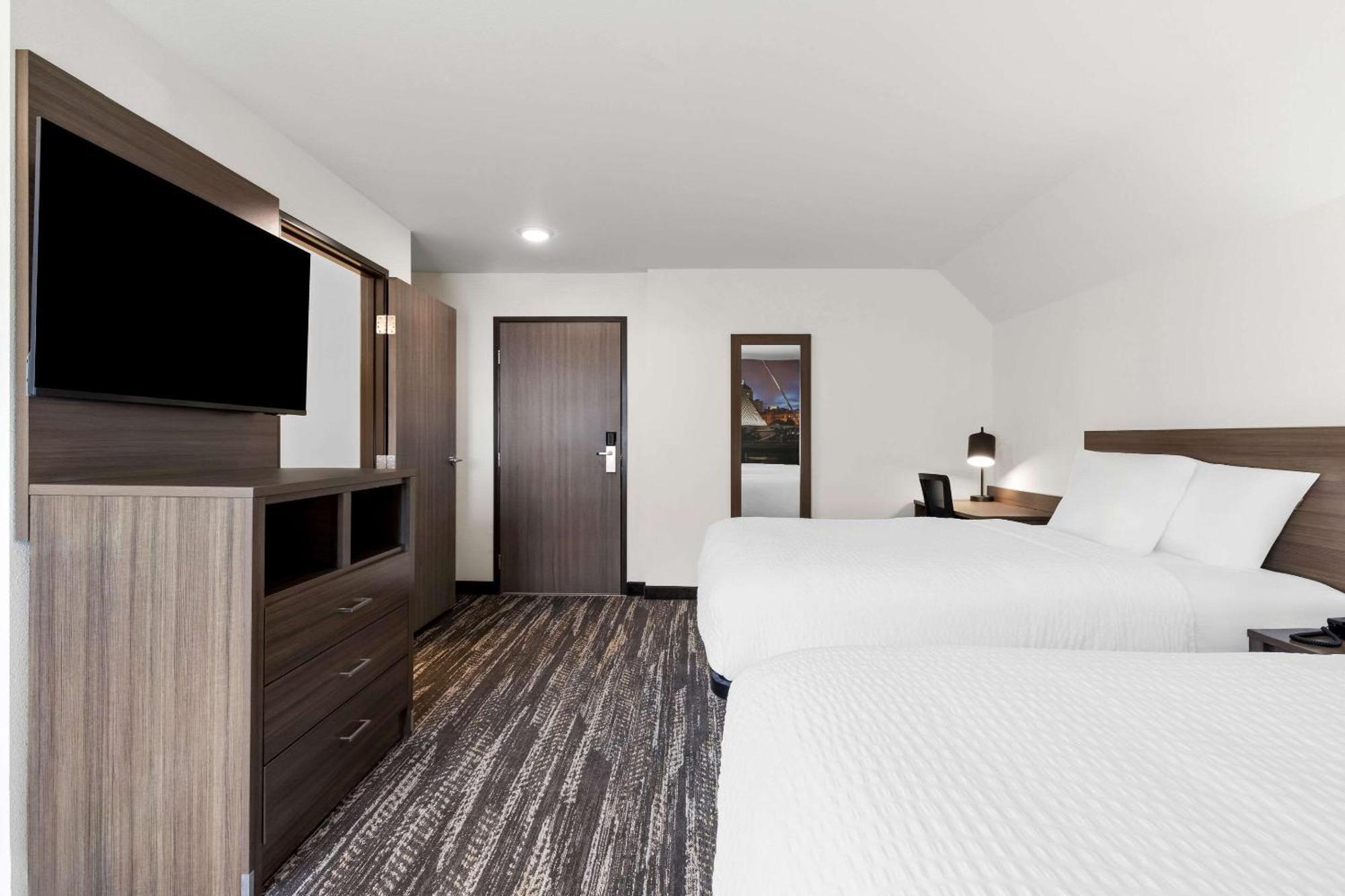 Отель Clarion Pointe Милуоки Экстерьер фото
