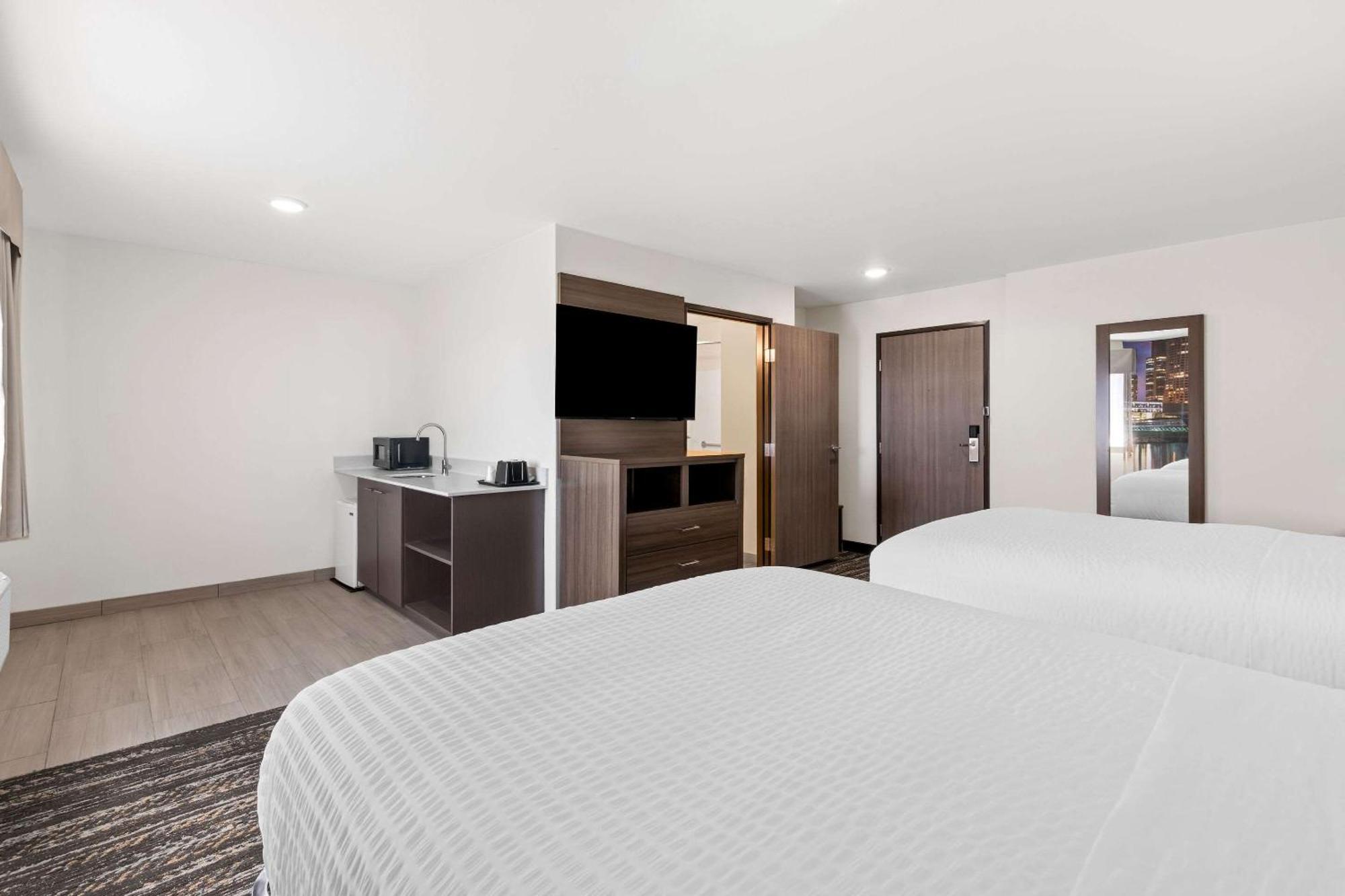 Отель Clarion Pointe Милуоки Экстерьер фото
