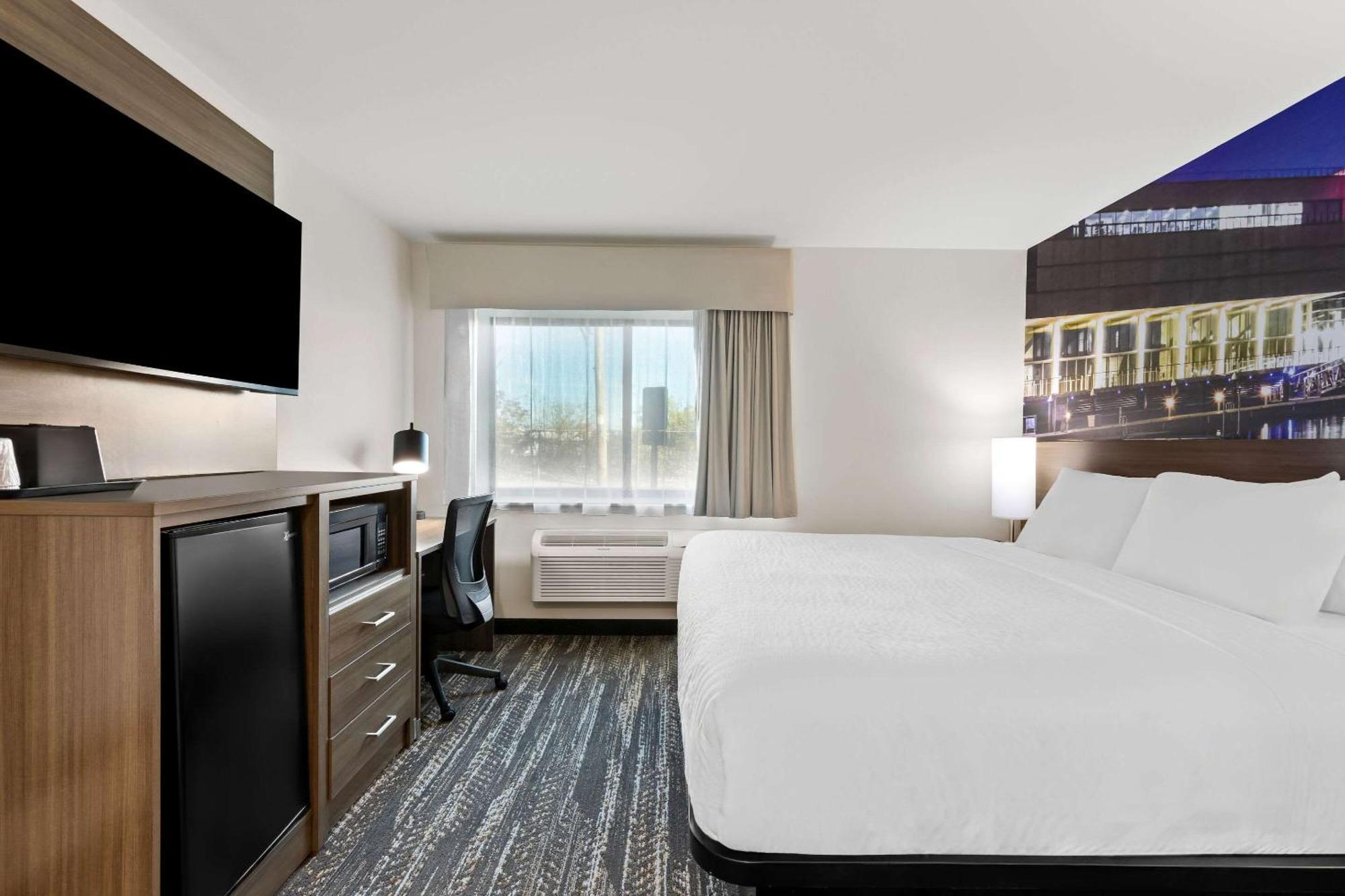 Отель Clarion Pointe Милуоки Экстерьер фото