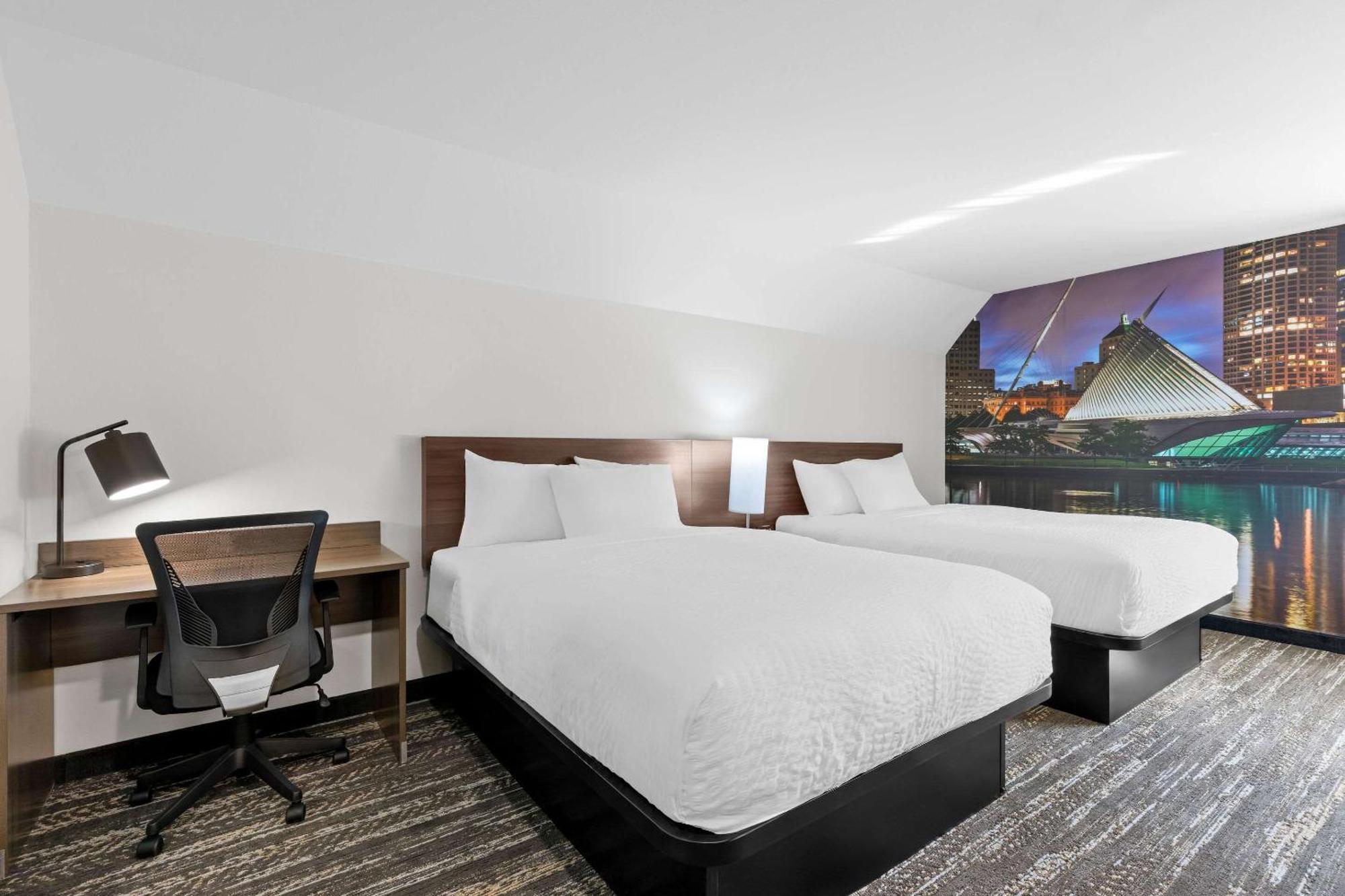 Отель Clarion Pointe Милуоки Экстерьер фото