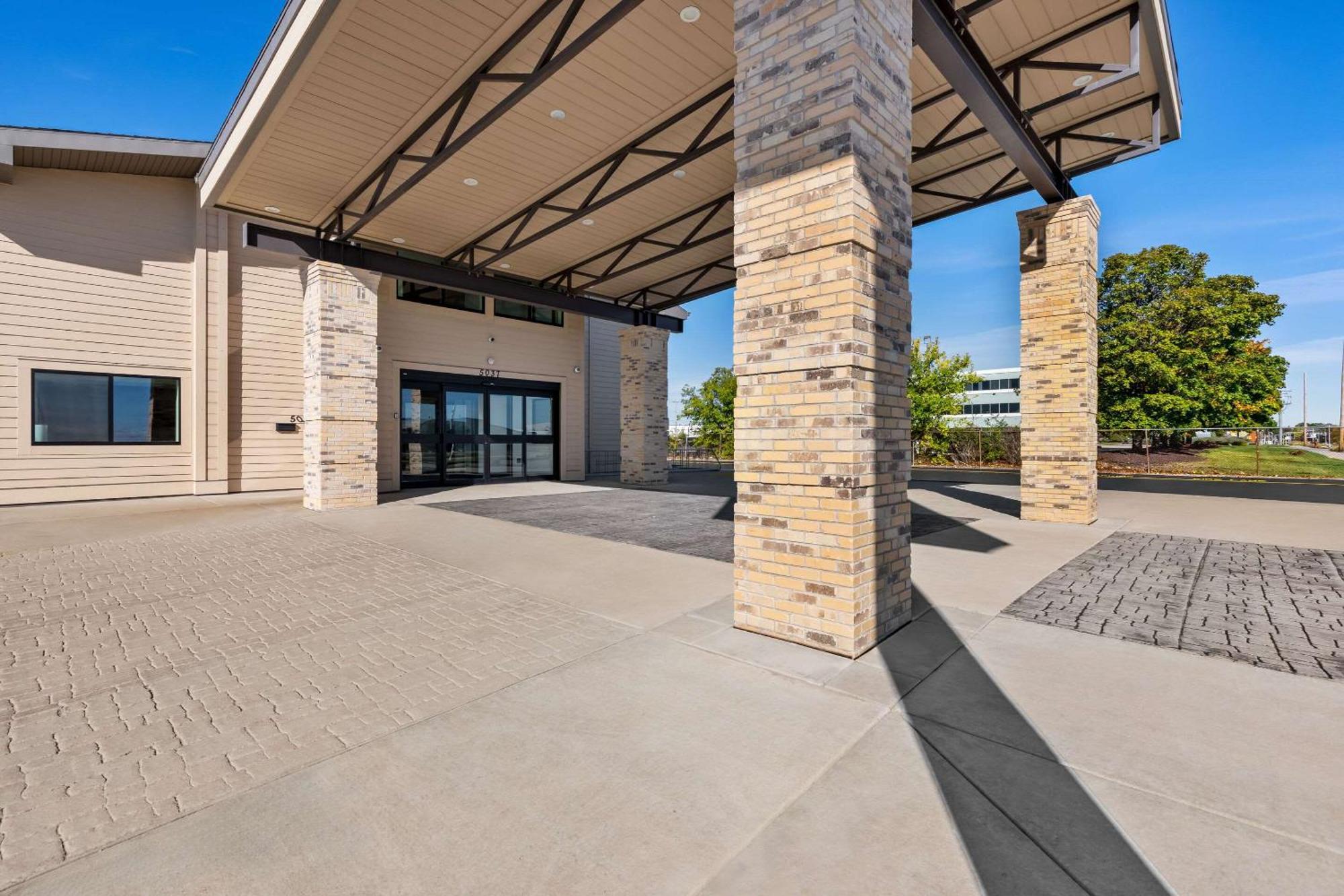Отель Clarion Pointe Милуоки Экстерьер фото